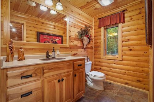 Cabaña de madera con lavabo y aseo en Woodhaven On Leech Lake en Cass Lake