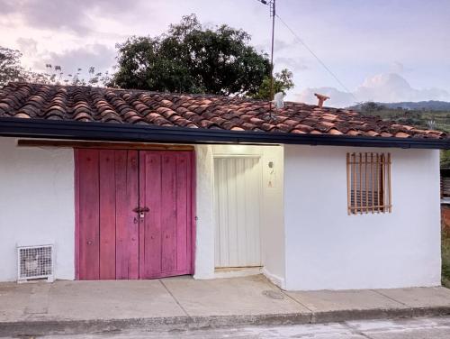 una casa con dos puertas y un gato sentado en el techo en Casa Betania, entorno natural, en Páramo