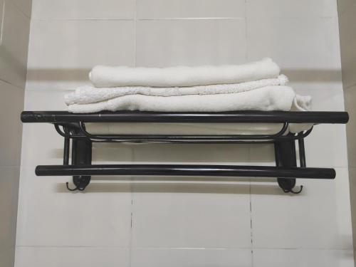 uma pilha de toalhas numa prateleira na casa de banho em 随缘国际青年旅舍 em Renhua