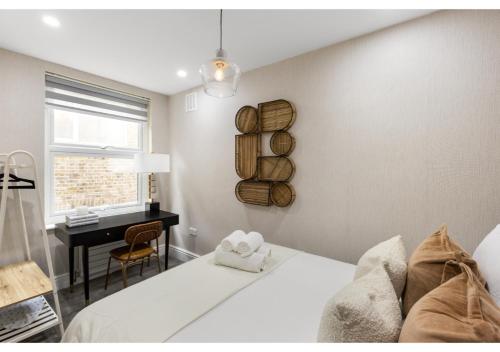 una camera con letto e scrivania di Conveniently Situated - Luxuriously Furnished! a Londra
