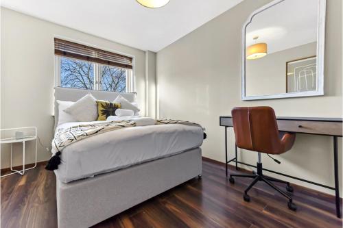 1 dormitorio con cama, escritorio y escritorio en Gorgeous Flat, Perfect for Family/Large Group en Londres