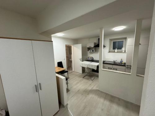 a small apartment with a kitchen and a desk at 1 Schlafzimmer Apartment in Euratsfeld