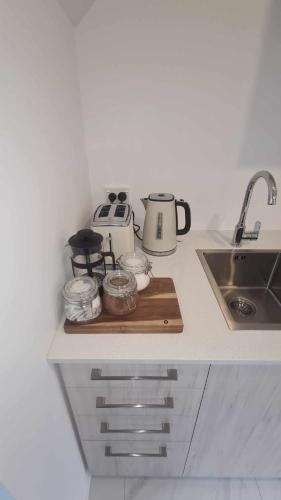 Una cocina o cocineta en Cute on Cashel 10