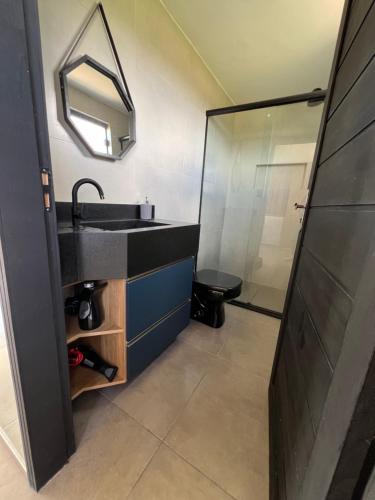a bathroom with a black sink and a shower at Casa em Monte das Gameleiras-RN in Monte das Gameleiras