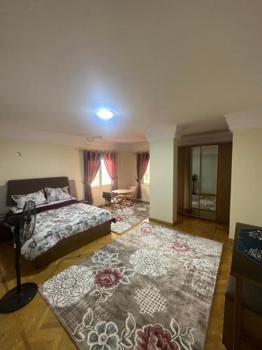 un dormitorio con una cama y una alfombra en كمباوند الخليج, en El Cairo