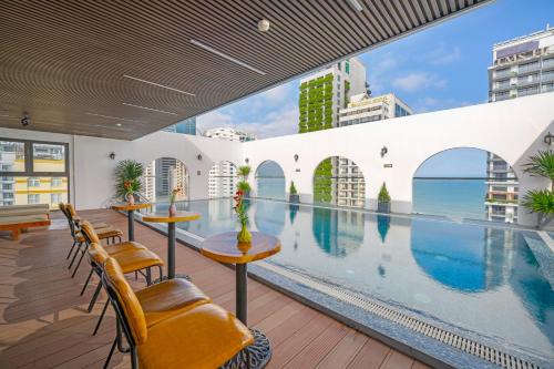 Kolam renang di atau dekat dengan Golden Lotus Hotel Da Nang - Rooftop Bar Sea View