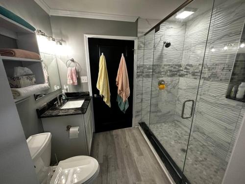 La salle de bains est pourvue d'une douche, de toilettes et d'un lavabo. dans l'établissement Barbara's Dream, à Emerald Isle