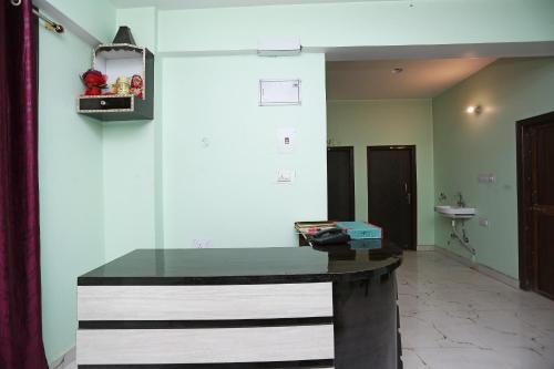 eine Glasscheibe in einem Zimmer mit Waschbecken in der Unterkunft Flagship Near Anisabad Golambar in Patna