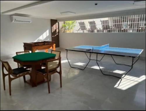 a ping pong table and chairs in a room at DiRomaAp540Spazzio parque Splash in Caldas Novas