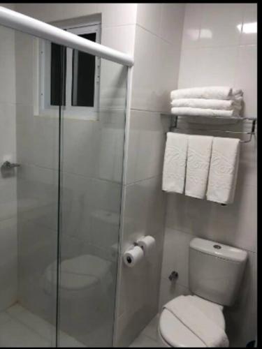 a bathroom with a shower and a toilet and towels at DiRomaAp540Spazzio parque Splash in Caldas Novas