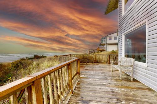 Rascals Oceanfront Retreat – Photos 2