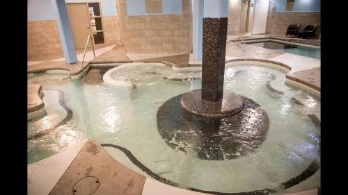 einen Wasserpool mit einem Brunnen in einem Gebäude in der Unterkunft Adventurer's Escape~ Mountain Luxury Resort in Canmore
