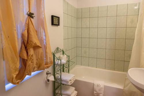 y baño con bañera y lavamanos. en 304 Chambre Familiale Spacieuse, en Trois-Rivières