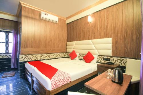 Cama ou camas em um quarto em OYO Krishna Guest House