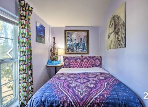 sypialnia z łóżkiem z fioletową narzutą w obiekcie MidCity Charm w Nowym Orleanie