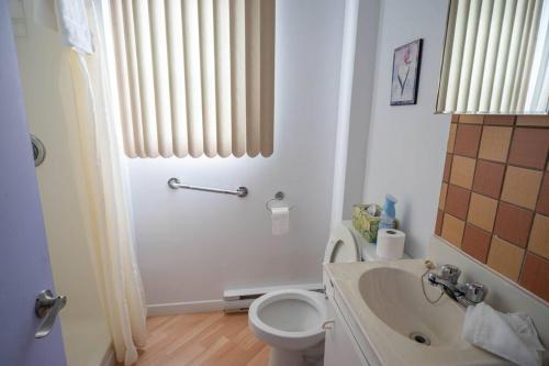 ein weißes Bad mit einem WC und einem Waschbecken in der Unterkunft 307 Chambre Double pour Travailleurs in Trois-Rivières