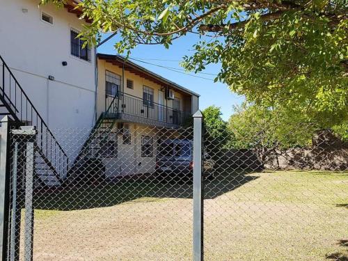 una valla de alambre delante de una casa en La Margarita, en Federación