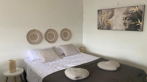 1 dormitorio con 1 cama con 2 almohadas en Magnifique aux Caraibes residence Tradewinds, en Cupecoy