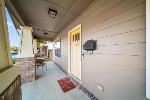 TV a/nebo společenská místnost v ubytování 4 Bdrm, 3ba,fire Pit, Grill, 1 Block To Tu