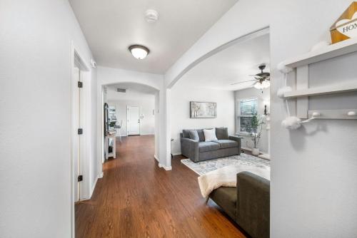 Posezení v ubytování 4 Bdrm, 3ba,fire Pit, Grill, 1 Block To Tu