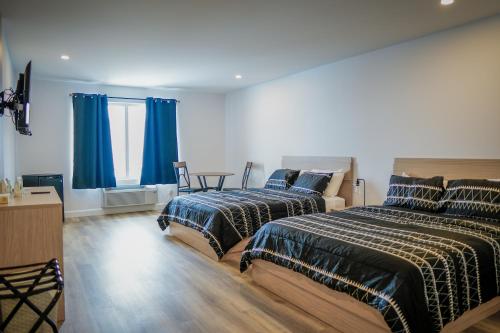 Postel nebo postele na pokoji v ubytování Hôtel St-Alexis