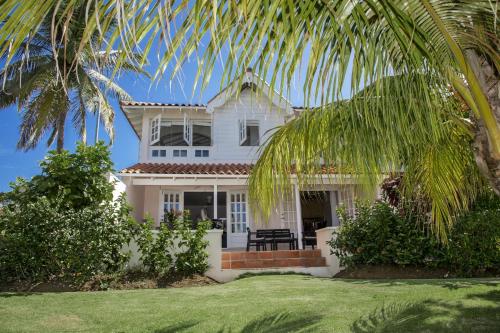 una casa bianca con palme di fronte di The Anchorage #5 a 3 bedroom Waterfront Condo in Rodney Bay condo a Gros Islet
