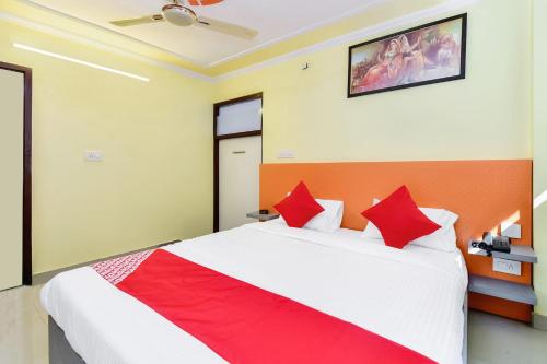 เตียงในห้องที่ Hotel Suraj Villa