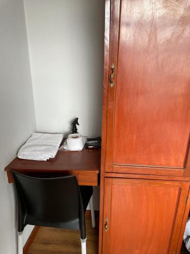 drewniane biurko z komodą i telefonem w obiekcie Hotel Hispano w mieście Cajamarca