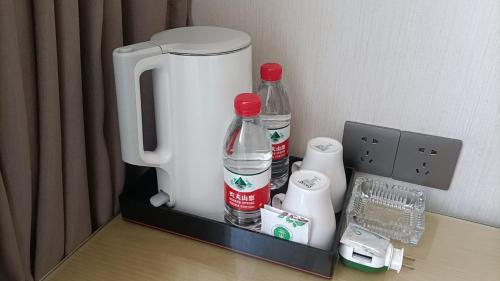 Tetera y cafetera en The Best Time Hotel Pazhou-Free shuttle bus for canton fair