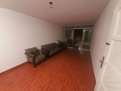 La Molina的住宿－Colinas Apartaments La Molina，带沙发和木地板的客厅