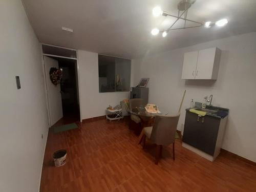 Habitación con cocina con mesa y barra. en Colinas Apartaments La Molina, en La Molina