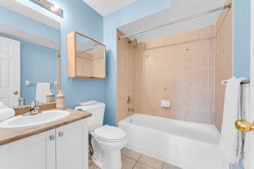 a bathroom with a toilet and a sink and a bath tub at Townhome by Subway and Downtown Toronto in Greektown in Toronto