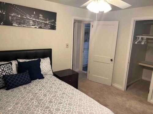 een slaapkamer met een groot bed en een kast bij Comfortable Two-bedroom home in Wilmington