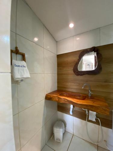 a bathroom with a sink and a mirror at Casa Encanto da Barra in Fortim