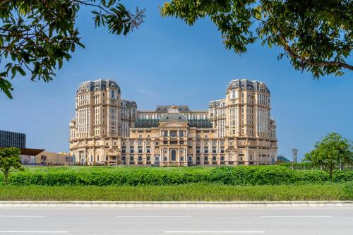 duży budynek z dwoma wieżami na górze w obiekcie Grand Lisboa Palace Macau w mieście Makau