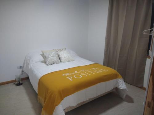 Una cama o camas en una habitación de CABAÑAS CHASCOMUS 2024
