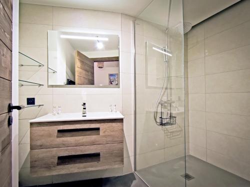 Spacieux appartement avec terrasse à 2 min des pistes, parking couvert et conciergerie - FR-1-613-98