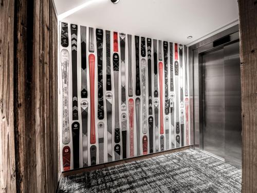 une chambre avec des skis sur le mur dans l'établissement Superbe appartement skis aux pieds avec conciergerie 5*, Méribel - FR-1-613-64, à Les Allues