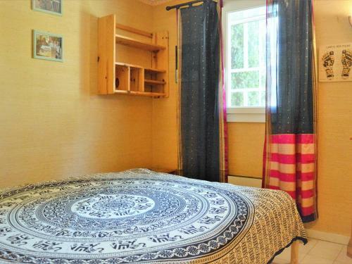 une chambre avec un lit et une fenêtre dans l'établissement Appartement 3 pièces avec piscine, terrasse et WIFI - Le Lavandou - FR-1-251-561, au Lavandou