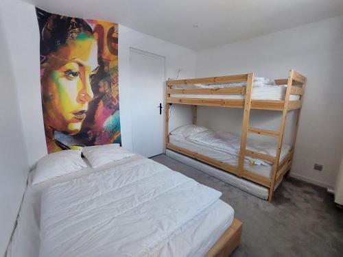 a bedroom with a bunk bed and a bunk bed gmaxwell gmaxwell gmaxwell gmaxwell at Appartement Les Deux Alpes, 3 pièces, 8 personnes - FR-1-516-217 in Les Deux Alpes