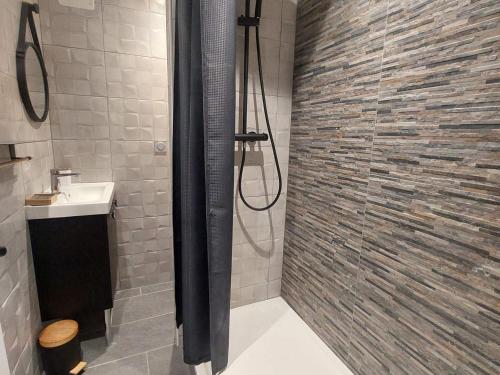 a bathroom with a shower and a sink at Appartement Les Deux Alpes, 3 pièces, 8 personnes - FR-1-516-217 in Les Deux Alpes