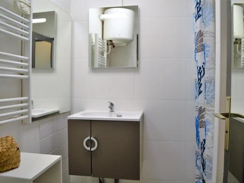 y baño con lavabo y espejo. en Appartement Le Lavandou, 1 pièce, 4 personnes - FR-1-251-518, en Le Lavandou