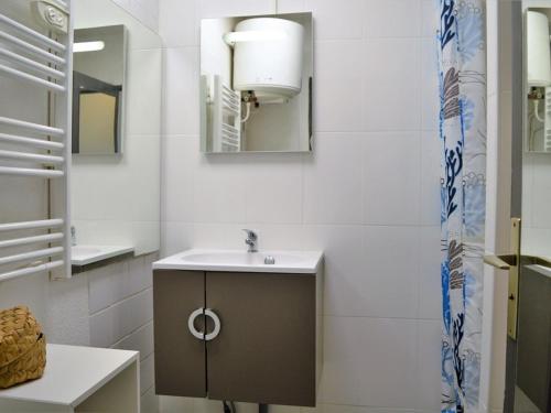 une salle de bain avec un lavabo et un miroir dans l'établissement Studio cosy 4 pers, climatisé avec terrasse et parking, proche plage - Le Lavandou - FR-1-251-518, au Lavandou