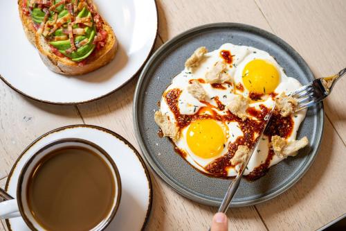 - une assiette d'œufs et de pain accompagnée d'une tasse de café dans l'établissement Renaissance Xi'an Hotel, à Xi'an