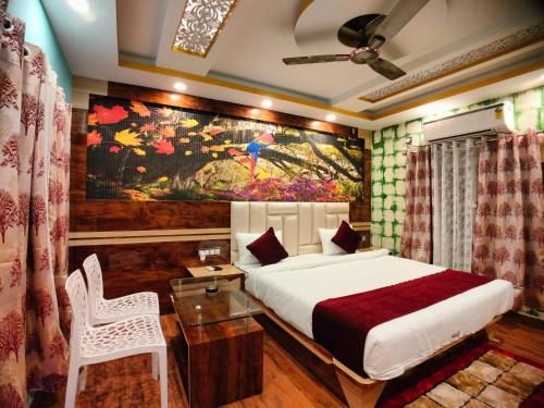 THE PELICAN BEACH RESORT في ماندارموني: غرفة نوم بسرير وطاولة ولوحة