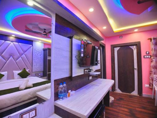 Zimmer mit einem Bett und einem Bad mit einem Waschbecken in der Unterkunft THE PELICAN BEACH RESORT in Mandarmani