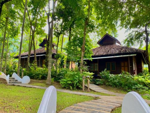 Zahrada ubytování Fern Resort Mae Hong Son