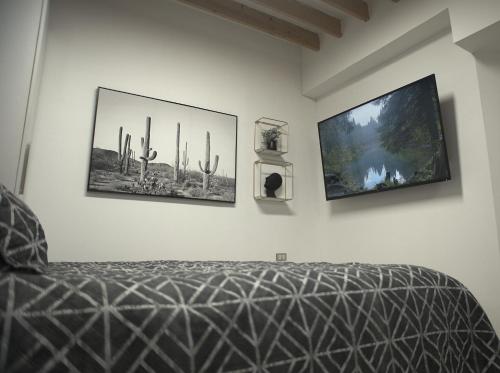 a bedroom with two pictures on the wall and a bed at Lujoso depa cerca del consulado. in Ciudad Juárez