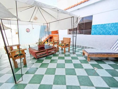 een kamer met een groene en witte geruite vloer bij Equipada, Amplia, 5 min de la Playa in Pacasmayo