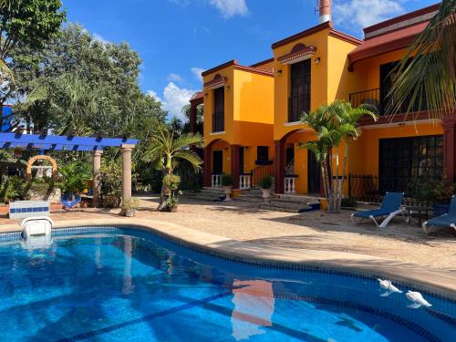 una piscina frente a una casa en Hacienda Valentina en Playa del Carmen